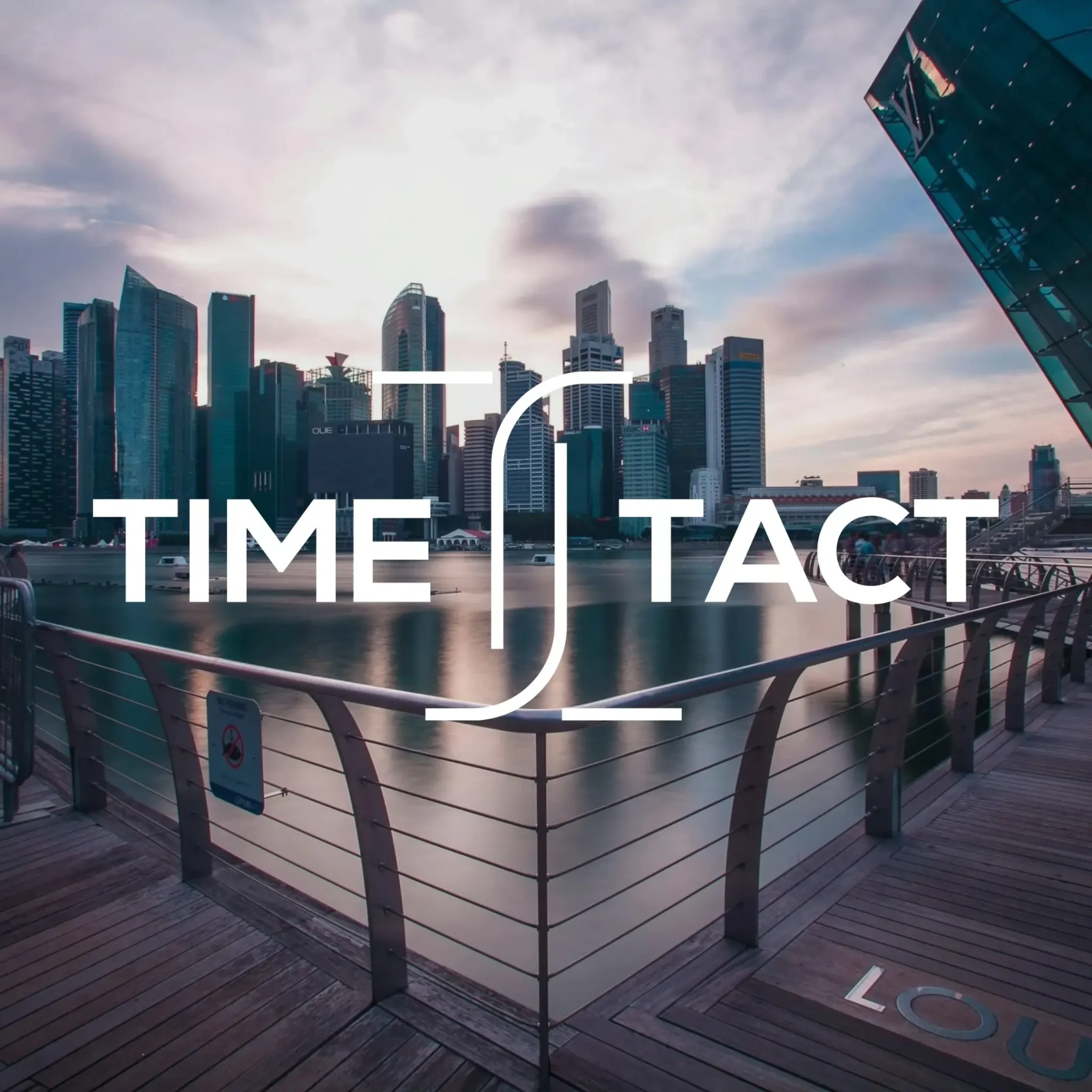 Time-Tact Logo mit einer Stadt und dem Meer im Hintergrund
